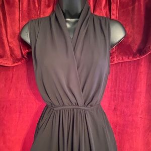 Short sleeve dress to the knee .